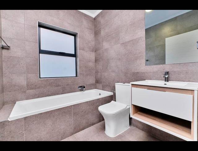 2 BEDROOM APARTMENT FOR SALE IN BRYANSTON